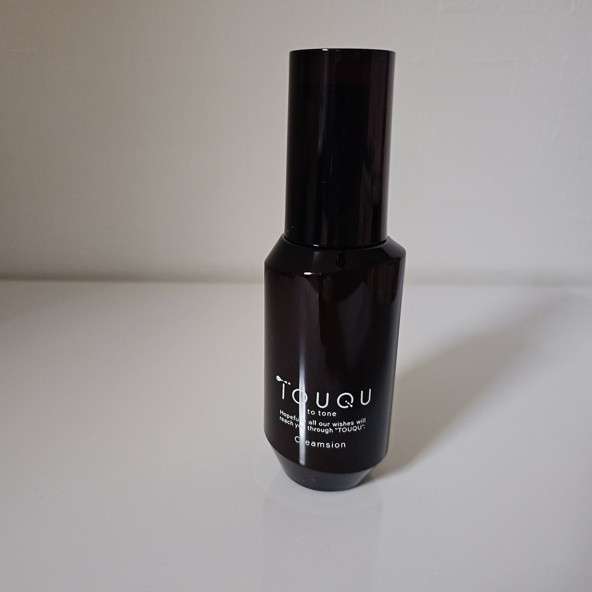 
＊
乾燥肌の私。
クリームのような重すぎるタイプよりも
さらっと肌になじみ軽いタッチが好きです。
☆
【TOUQU to tone　クリムジョン】
☆
クリームのような重すぎないテクスチャーの
保湿液。
化粧水のあとに１～2プッシュお肌に