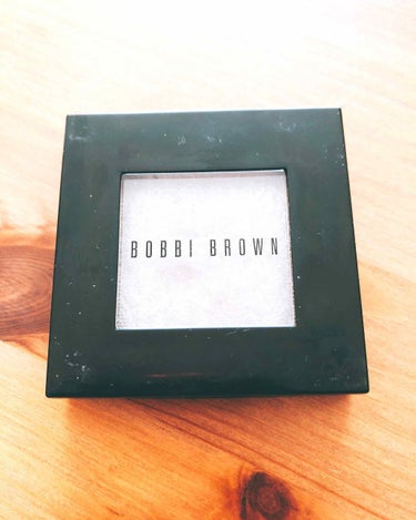 「BOBBI BROWN」
→スパークルアイシャドウ
→01 シルバームーン
→3996円（税込）

大きめのラメで、色は付いてないです。

単色やグラデーションの上に少しのせるだけで目元がキラキラしま