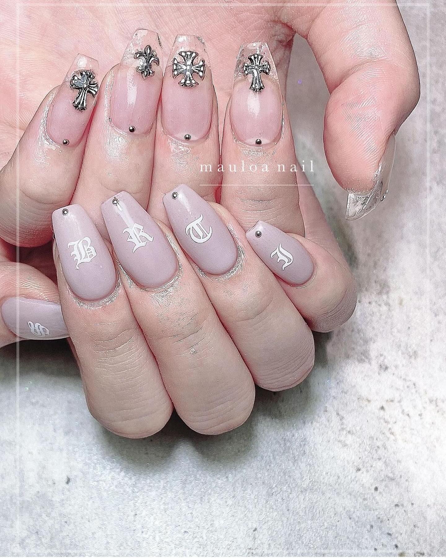 #ネイル,#スワロネイル,#アートネイル,#ミラーアートネイル,#白フレンチネイル,#夏ネイル,#クロムハーツネイル,#オータムネイル,#ジュエリーネイル,#ミラーネイル,#手書きアートネイル,#春ネイル,#綺麗めネイル,#夏ネイル,#天王寺ネイル,#クロムハーツネイルのネイルデザイン