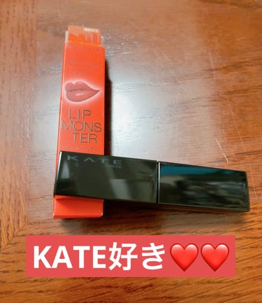 ✼••┈┈••✼••┈┈••✼••┈┈••✼••┈┈••✼
KATE
リップモンスター　スフレマット
M01
深紅の闇
もうかなり有名ですが、リプモンのチップバージョンの紹介です👍🏻👍🏻
軽やかマット質感に化けて落ちにくい粘膜リップ！！

つけたての色が､長時間続いてふんわりマット質感に変化落ちにくい粘膜リップ👍🏻
・高発色・色持続
ひと塗りでふんわりマット質感にぼかせるチップ
・液状タイプ
今回初めてリップリップモンスターチップバージョン買いました❤️とっても素敵なカラーだった事､KATEならではの粘膜リップにはやられました🥰
私はカインズに行って¥1500位で買いました！
こっくりカラーが、可愛いですね❤️の画像 その1