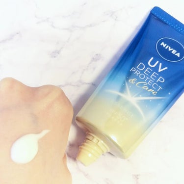 MimiTVのイベントでいただきました✨

NIVEA ディーププロテクト&ケアエッセンス

容器はチューブタイプ、内容量は50gなので持ち歩きにも便利なサイズ感です😊

SPF50+PA++++、顔・からだ用なので一本で塗り直しできちゃいます✨

出し口はかなり小さめなので狙った量が出しやすいところも◎
乳液みたいなサラッとしたテクスチャーで伸ばしやすいです。
塗った直後もペタペタ感を感じなかったので重たい日やけどめが苦手な方におすすめです🥰

本品のみの使用だとせっけんで落とせるのもいいですね✨

香りはさわやかで透明感のあるクリアフローラルの香り。
すっきりとした爽やかな香りで性別問わず使いやすいと思います🥰

#PR #ニベア　#BeautyMeets　#日やけどめの画像 その2