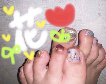 shiro on LIPS 「フットネイル❤︎花×ゴールドで女の子っぽくしました😻❤️可愛い..」(1枚目)