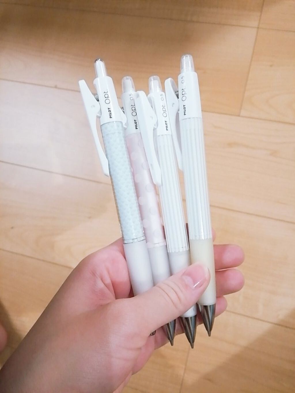 オプト愛してゆ！！！

安いし書きやすいしコンビニでも買える。


冬休みの宿題は昨日1日目にして終わったから

あとは受験勉強がんばるぞっ✊🏻





受験終わったらお年玉で

ガストンルーガのリュックと

マイニータイマー欲しいな…