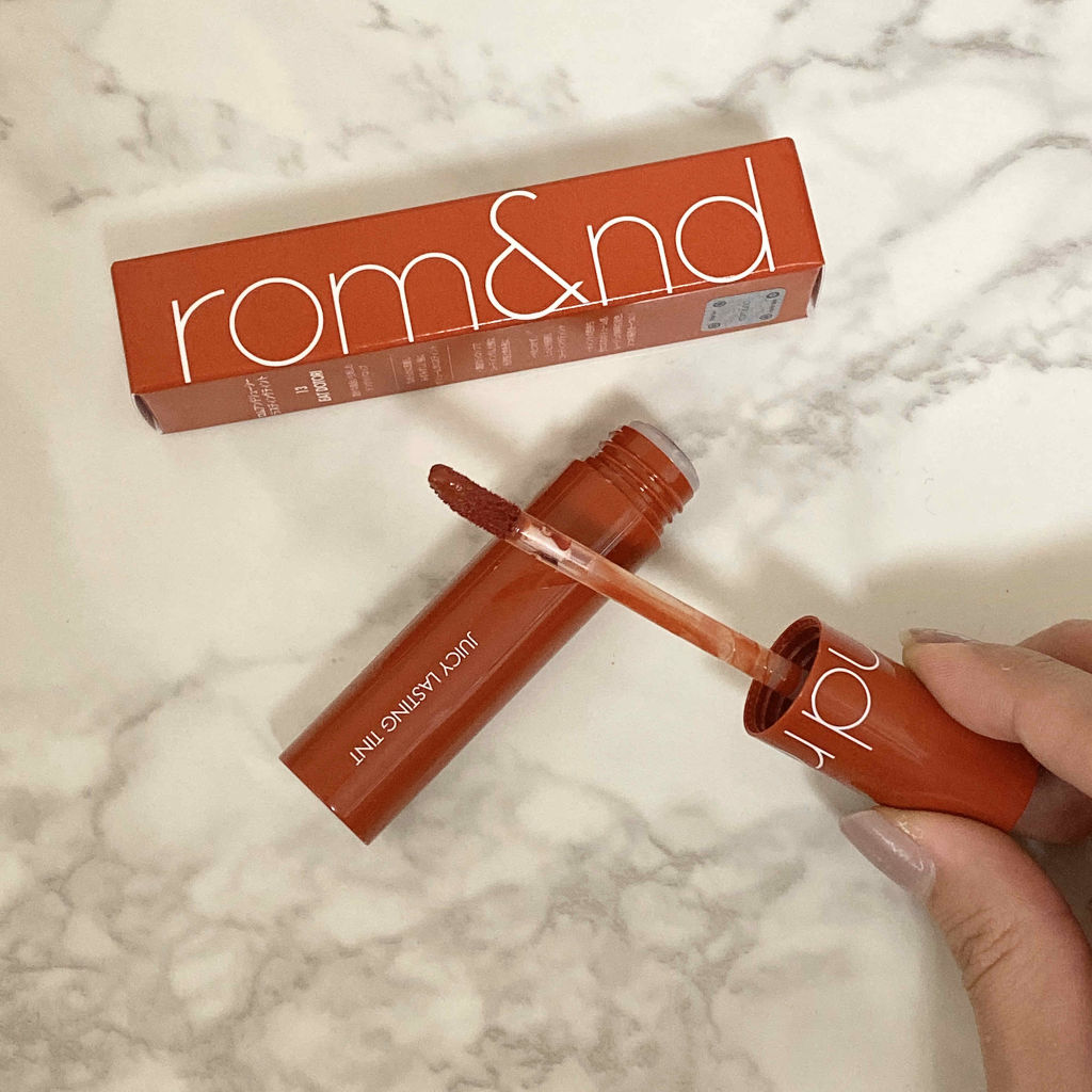ジューシーラスティングティント/rom&nd/リップティントを使ったクチコミ（2枚目）