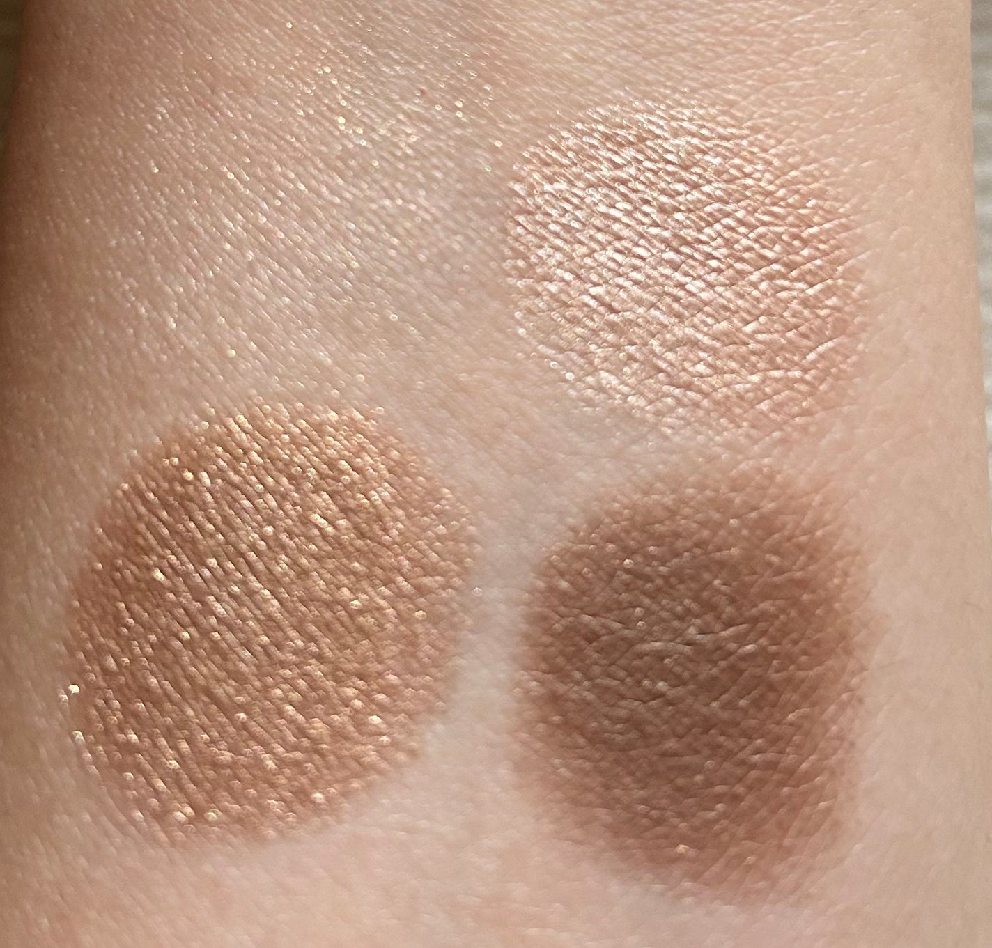 Mei@フォロバ100 on LIPS 「ViseeグロッシーリッチアイズNBE?1ライトベージュ系王道..」(2枚目)