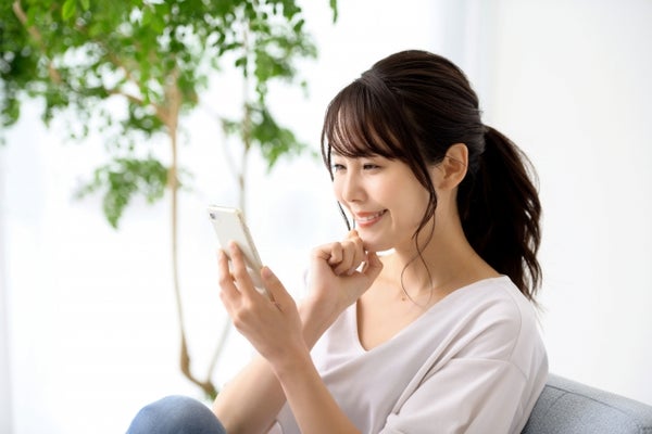 スマートフォンを見ている女性