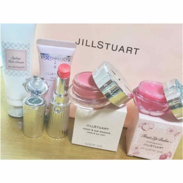 JILLSTUART可愛くってずっと集めたいと思ってたけど自分っぽくないけど
買ってみた！！

どれもデパコスなのに結構安くて🤤
リップバームはすっごい保湿されて
すぐにカサカサが治るし何より
においが