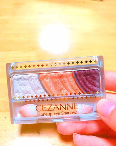 CEZANNE オレンジカシス

とても発色がいい✨
程よいツヤ感で濃すぎずとても使いやすい!!
1番左側の色を涙袋に使うとぷっくり見せてくれるて良き👍
580円とプチプラなのでぜひ〜♡