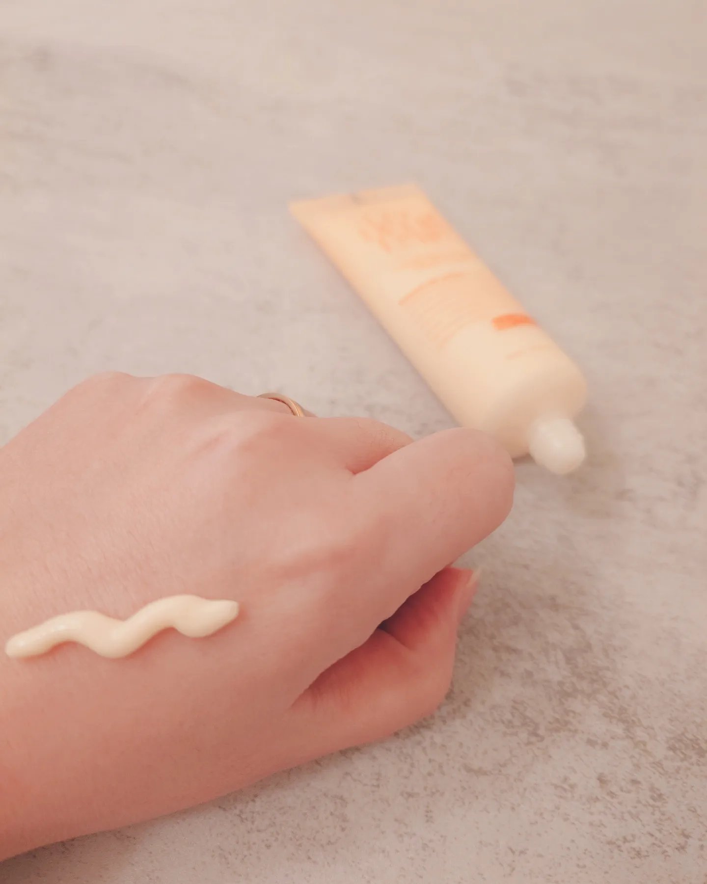 カラーフィットハンドクリーム バーントバニラ〈バニラウッドの香り〉/ロダレット/ハンドクリームを使ったクチコミ（2枚目）