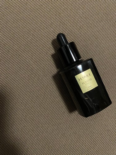 FEMMUE ルミエール ヴァイタルC
［クリア肌＆導入美容液］30mL 8,800円（税込）

使用方法：化粧水後のお肌にスポイトで3-4滴使用

1滴でも顔全体に十分足りて馴染みも良く
ローズオイル