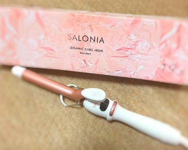 SALONIA 19㎜

ピンクに惹かれて購入しました！！
専用ポーチも付いていて便利！

電源ボタンを二回押せばロックが出来るので、巻いてる時押してしまっても問題なし！！

これから巻き方を研究しよう