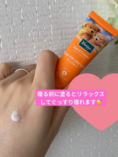 🌿クナイプ🌿
🌿ハンドクリーム ネロリの香り🌿
🌿ミニサイズ20ml🌿

リラックスするネロリの香り🧡
落ち着きます‪(*´꒳​` )´꒳​`*)♡⃛

ネロリをかいだことなくて、なんといえばいいんだろう😩鼻が信用ならんので例えが難しいです笑

『あしたも笑って』素敵なメッセージを見て
寝ています(´-﹃-`)Zｚ…

ミニサイズだからカバンで持ち込みできそうですが、ネロリのハンドクリームは、お家に置いています(´｡✪ω✪｡`)


以下、サイトより引用↓↓↓

🌿配合されている🌿主なハーブ🌿

🌸ネロリ🌸
【心＆気持ちへの効果】
明るい気持ちへと導く
不安や緊張の緩和
幸福感♡やすらぎをもたらす

【体＆お肌への効果⠀】
ストレスによる不調の緩和、自律神経の調整
肌の新陳代謝を促進

🌸スイートアーモンドオイル🌸
不飽和脂肪酸、ビタミンEが豊富。
肌をやわらかくし、保湿🌸

✨さらさらタイプ✨
💖みずみずしくうるおう手肌に
「あしたも笑って」のメッセージ付き
💖天然美容成分
（アーモンドオイル、ダイズオイル）配合。
💖手肌にスッとすばやく浸透して
  ベタつかないので、手作業の邪魔をしません。
   晴れやかな気分になるような、
  フレッシュで甘いネロリの香り。
💖前向きなメッセージが、ハンドケアする度に     
  ハッピーで優しい気分にさせてくれます。


寝る前に塗るとすごくリラックスします‪(*´꒳​` )´꒳​`*)♡⃛

色々とストレスが溜まる今日この頃( ✧Д✧) 
夜寝る前に塗る用におすすめのハンドクリームです‪(*´꒳​` )´꒳​`*)♡⃛

ぜひ使ってみてくださいm(*_ _)m


お読みいただき、ありがとうございましたm(*_ _)m

#ひろろん ちゃんにいただきましたm(*_ _)m
いつもいつもありがとう｡ﾟ( ﾟஇωஇﾟ)ﾟ｡


#クナイプ
#クナイプハンドクリーム ネロリの香りミニサイズ20ml

 #マシュマロ肌の作り方 
の画像 その2