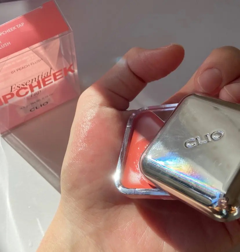 #CLIO のリップチークずっと使うの楽しみにしてたんだけど、お風呂上がりみたいな理想的な血色感とつるんとした綺麗な肌を演出してくれるツヤ感がたまらん（ ;  ;🫶🏼 ）期待以上♡

#リップチーク #クリオ #韓国コスメ 