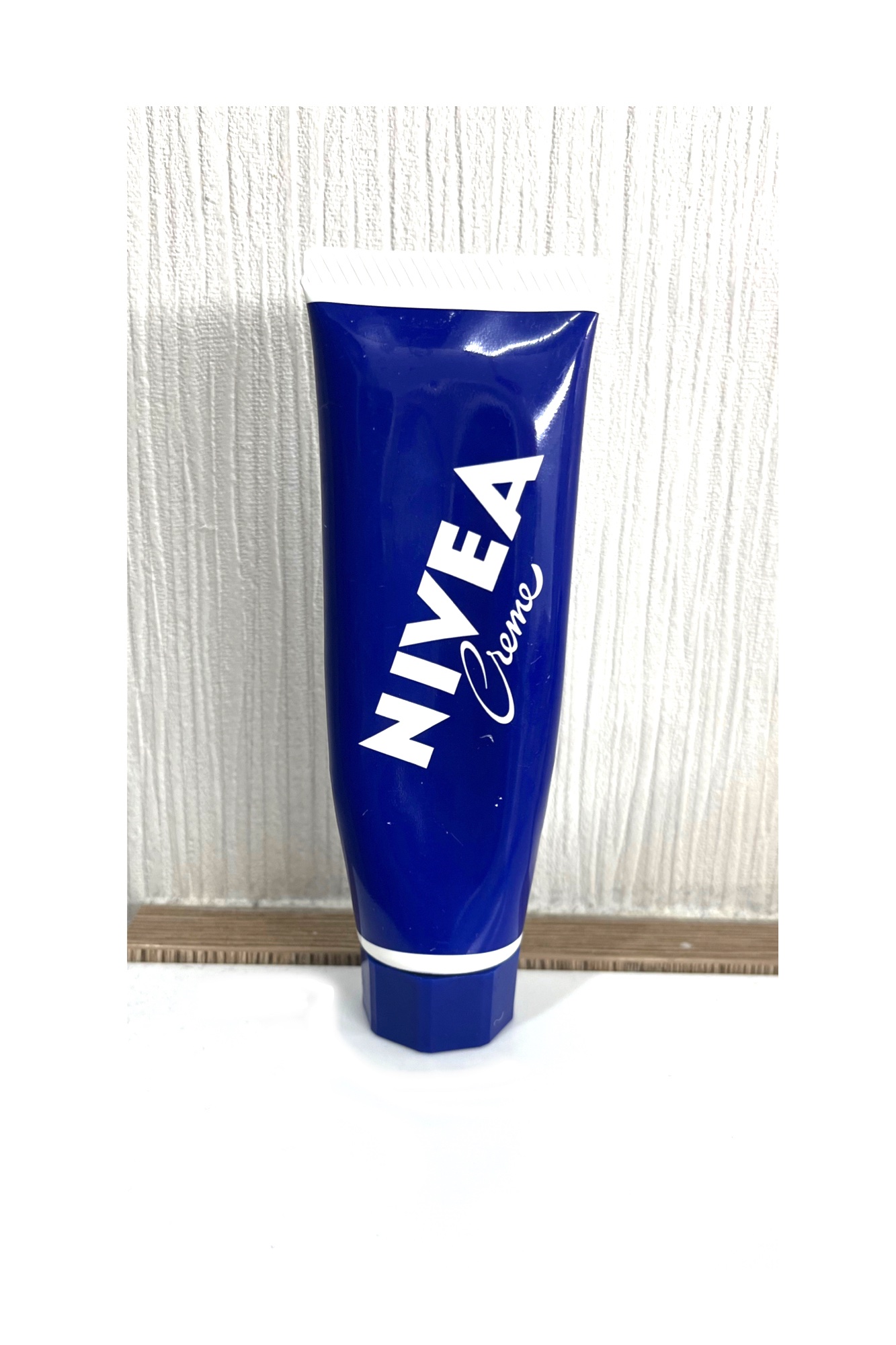 ニベアクリーム
────────────

個人的には、「普通」
という感じでした

油分が多めで、
つけたばかりの時は
べたっとします

保湿はされていたと思うのですが、
普段はユースキンを使っており、
それに比べると乾燥の治りは
遅く感