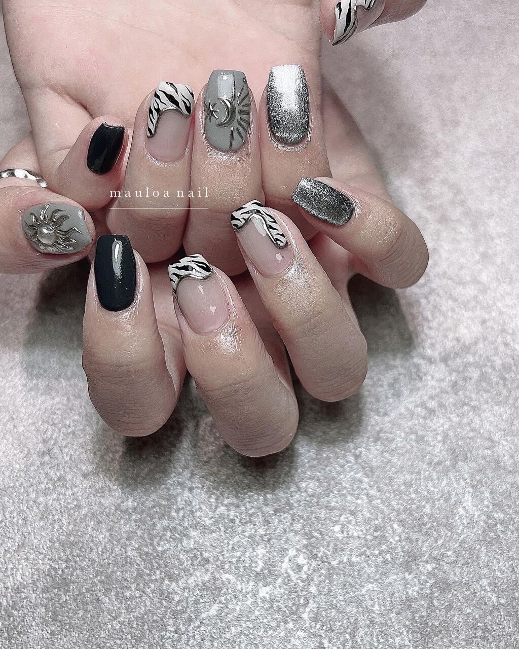 mauloa_nail on LIPS 「・ 人気デザインのシルバーバージョン💗・#シルバーネイル#ネイ..」(1枚目)