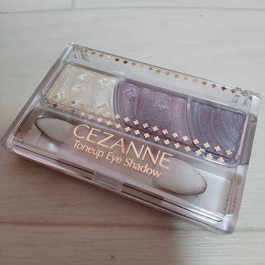 CEZANNEのトーンアップアイシャドウ 05 ナイトネイビーの使用感なのですが…
これっ、買って大正解でした( ﾟ∀ﾟ)人(ﾟ∀ﾟ )

友達からメイク変えた？目が大きく見える！と色味がとても合ってる