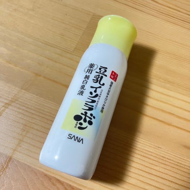 なめらか本舗
なめらか本舗 薬用純白乳液

とろっとしたテクスチャーで、しっとり仕上がる感じがします。
とろっとしてますがベタつきはないですし、馴染みやすく、ぬるぬるが残り続けないので、朝メイクの前にも使いやすいです。


以下、商品説明抜粋

"「持続型ビタミンC*1」と「グリチルリチン酸ジカリウム」、「ビタミンE誘導体*2」のトリプル有効成分を配合した薬用乳液。
肌荒れ防止＆毛穴ケア*3しながら透明感を与えます。豆乳発酵液*4を配合。まろやかな感触でお肌にとろりとなじみ、透明感のある肌に導きます。

美白：メラニンの生成を抑え、シミ・そばかすを防ぐ
*1 ビタミンC誘導体（L-アスコルビン酸　2-グルコシド)
*2 酢酸DL-α-トコフェロール
*3 うるおいによって毛穴を目立たなくする
*4 保湿成分"

#PR　
#なめらか本舗
#乳液
#スキンケアの画像 その0