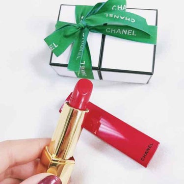 限定赤パッケージ
N°1を購入👄❤️

特別な日につけたい華やかなリップ💄

持ってるだけで女子力上がります⤴️⤴️

自分のだけど選べるリボンの色が可愛すぎてプレゼント包装しました🎁

これは可愛すぎ