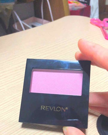 今日ロフト行ったら､Revlonから新作のcheekが発売されてた！ツヤ感とラメ感がもう最高！なんとも言えない！！！2種類あってツヤ感のラメ感かもう1つはマット系タイプの2種類！！！
ラメ好きなあたしは