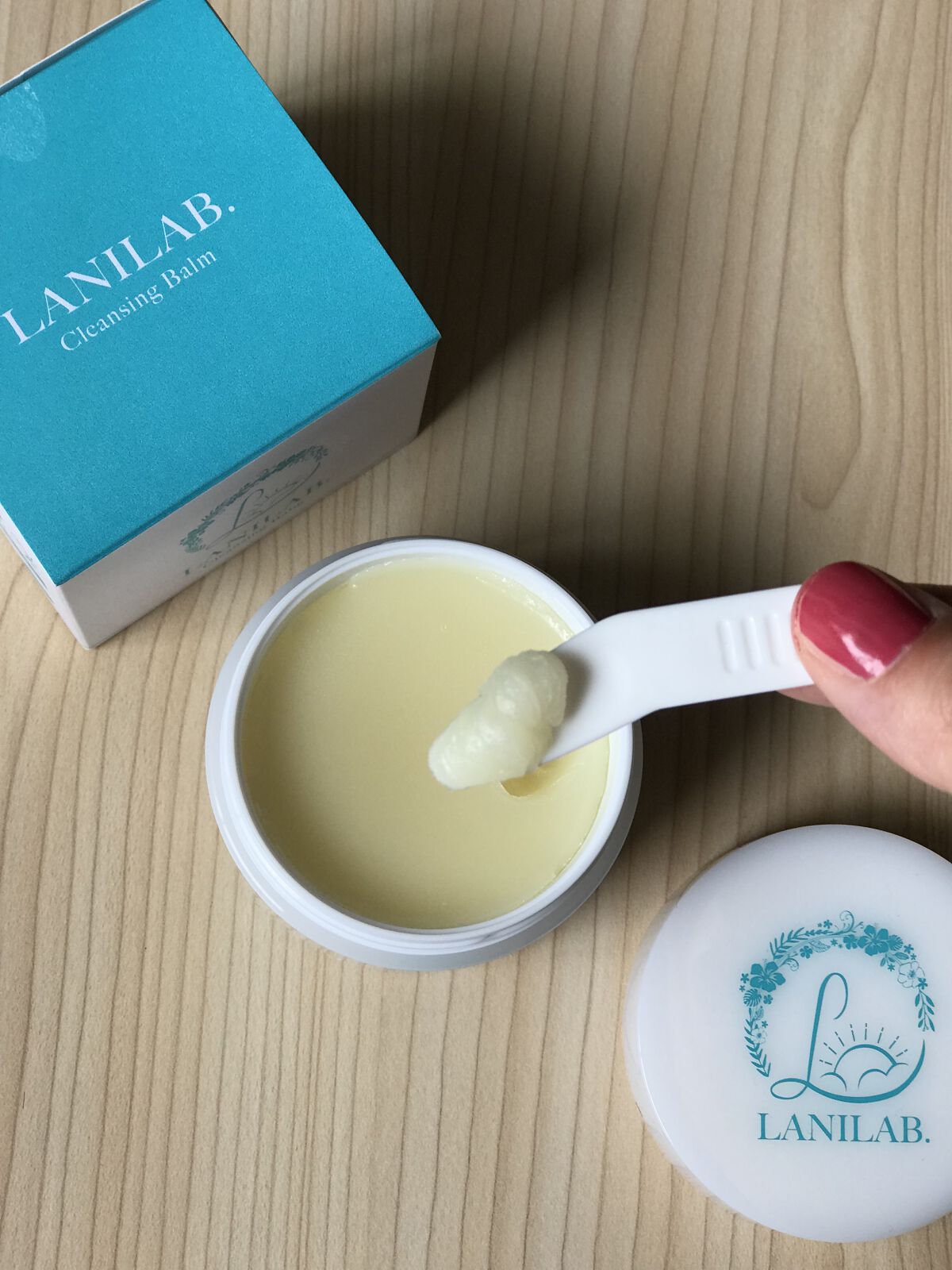 ラニラボ.モイストクレンジングバーム

毛穴汚れまでスッキリ落としてW洗顔不要なので時短クレンジングができます♪

硬めのテクスチャーですが、肌の温度でとろりと溶けて馴染みやすく、ゼラニウムとローズの香りで癒されたマッサージ時間が過ごせます