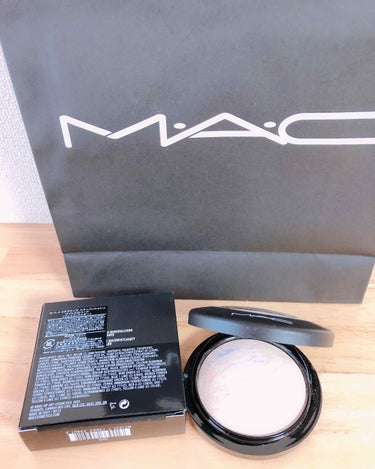 MAC ミネラライズ　スキンフニッシュ
ライトスカペード💕✨

ずっとずっと気になっていたMACのハイライト✨

正直今までハイライトを重視してなかった💦

もっと早くに使えばよかった！

指にとると、