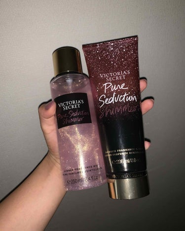 Victoria’s Secret Pure Seduction Shimmer の
フレグランスローションとボディミスト🍃

まずパッケージが可愛い❤︎
そして甘酸っぱい爽やかな香りとラメ入りなところ