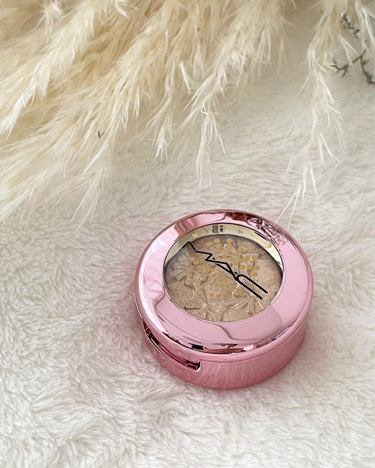 スパークラー アイシャドウ ドント バースト マイ バブリー/M・A・C/単色アイシャドウを使ったクチコミ（2枚目）