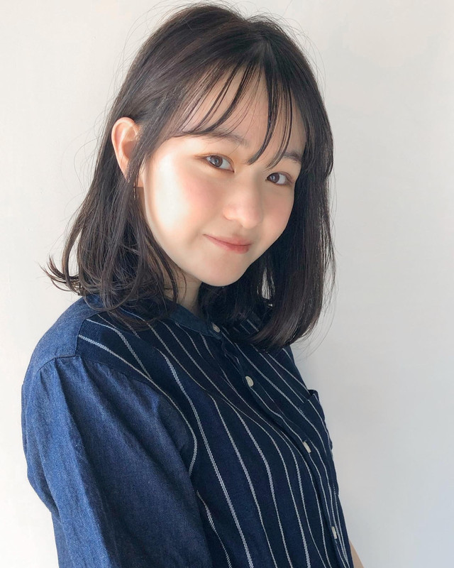 シースルーバングのミディアムヘア