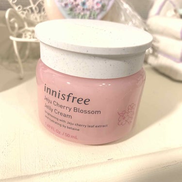 Innisfree jeju cherry blossom jelly cream

某YouTuberが使っていて気になって居たので日本発売日に購入しました～。
スキンケアのベタベタが嫌いでスキンケア