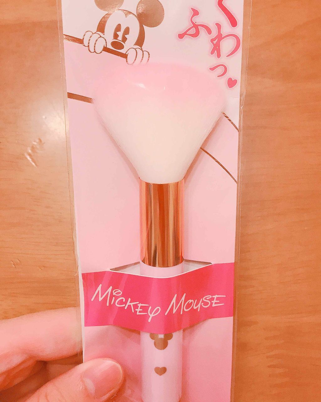 新しい購入品✨
ダイソーの、ミッキーのパウダーブラシ！
100円なのにすごい！めっちゃふわふわで可愛い💓
毛先がちょっとピンクになってる🌸
#ダイソー#ミッキー#ごくふわ#ブラシ