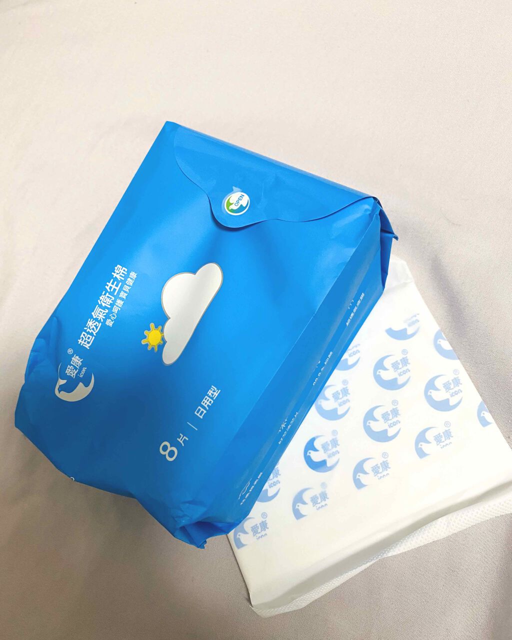 台湾で有名なナプキン使ってみた！

台湾お土産でお友達からナプキンを頂いたので日本のものと比較。今回もらったのは昼用でちゃんと羽がついていました。

見た目もシンプルな白と青で、一見ウェットティッシュかな？見たいな袋に入っています。日本のも