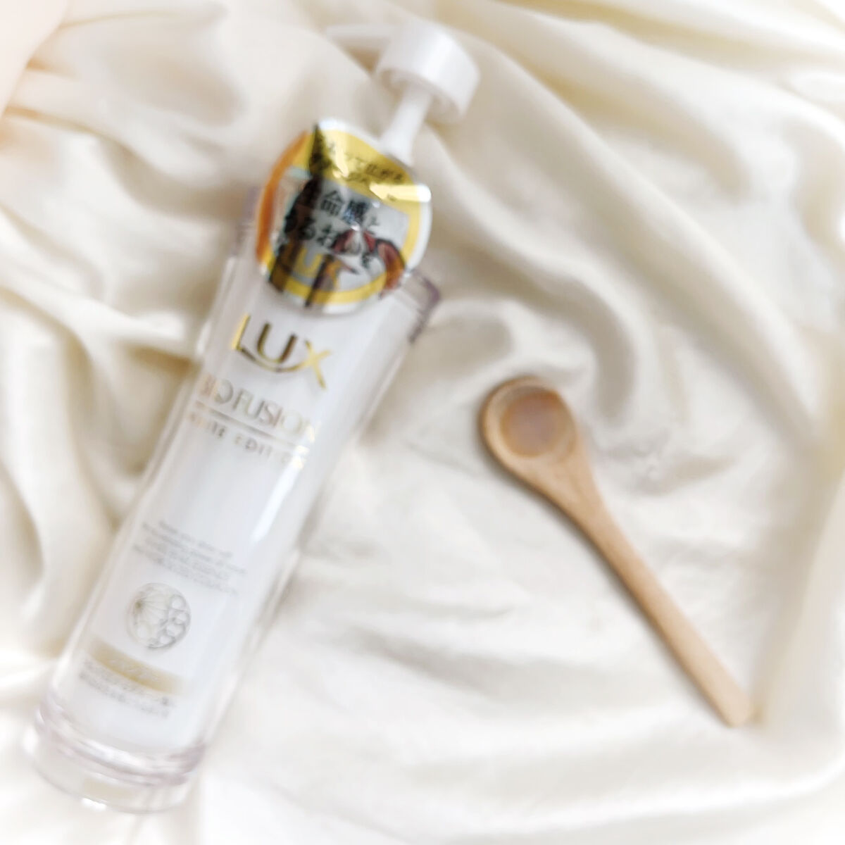 LUX バイオフュージョン ホワイトエディション バイタルリペア オイルのクチコミ「砂漠植物ローズ・オブ・ジェリコの抽出成分(保湿成分)を贅沢に配合したシャンプー、コンディショナ.....」（2枚目）