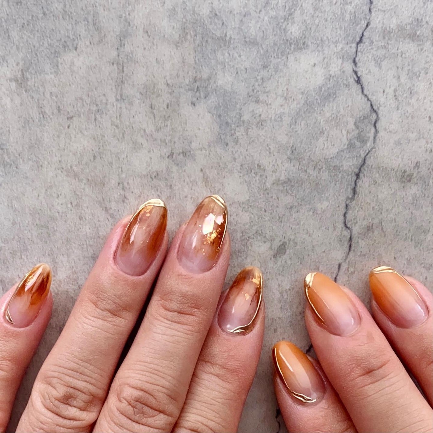 naomi on LIPS 「mynail秋っぽく🍂オレンジ×ブラウン上品なゴールドのミラー..」(2枚目)