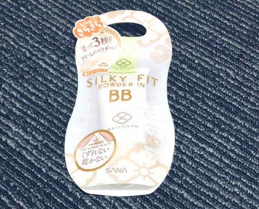 サナ 舞妓はん
BBクリーム 01  1350円
1本8役、SPF35 PA+++

シルキーフィットパウダーで毛穴の凹凸をぼかしてカバー、お粉いらずの上質な仕上がり。
パケにくずれない、乾かないとあり