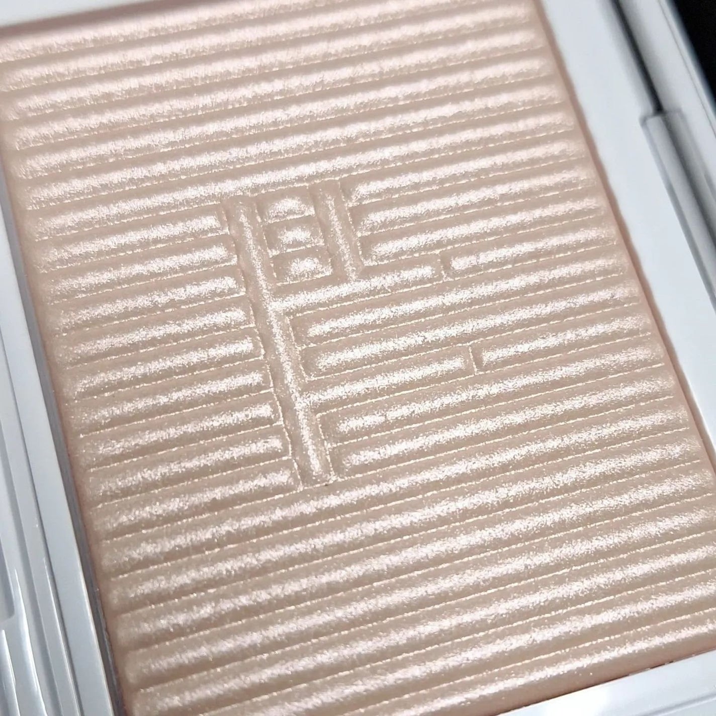 ソレイユ ネージュ グロウ ハイライター/TOM FORD BEAUTY/パウダーハイライトを使ったクチコミ(3枚目)