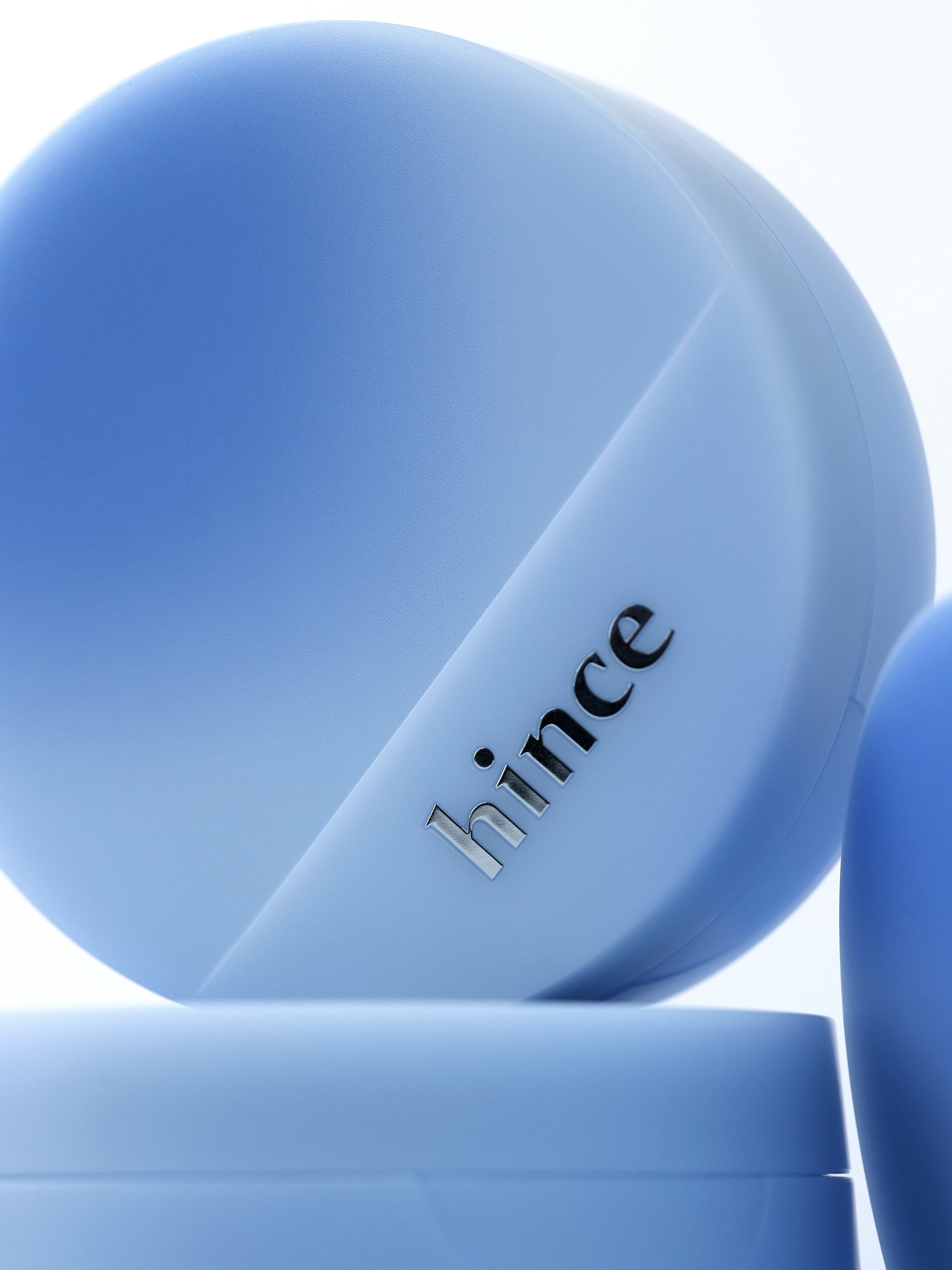 こんにちは！hinceです。

いよいよ明日からブルーダイブエディションのセカンドスキンセミマットクッションとオールラウンドアイパレットがQoo10にて先行発売スタートです💙

今年の夏は冷たい水の中にざぶんと飛び込んだように🌊
冷やり