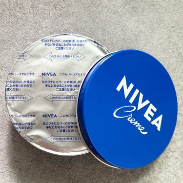 ニベアさまからいただきました。
【NIVEA ニベアクリーム】
\健康でしっとりした素肌を保つスキンケアクリーム/

★肌にうるおいを与えるクスワラン/ホホバオイル配合
★乾いた空気や冷たい外気から肌を保護
★天然の皮脂膜を補う成分が素肌になじみやさしく守る

缶の蓋を開けるとアルミ製のカバーがあります‼️
剥ぐといっぱいにクリームが\( 'ω')/
NIVEAのクリームって感じの香りが好き🙌
濃厚でクリーミーなクリームで
掬った時は少しフワフワした様な印象です😊
伸ばしているとしっとりを感じて滑らかな肌触りに🎵
水を弾いてくれて肌表面を保護してくれる
感じもするので手の甲や手首にも塗ります\( 'ω')/
全身使用OKなので重宝するし
乾燥が酷い肘や膝など部分使いにも良いです⭐️

#モニター企画_ニベアクリーム #NIVEA #ニベア
#大缶 #保湿 #保湿クリーム の画像 その1