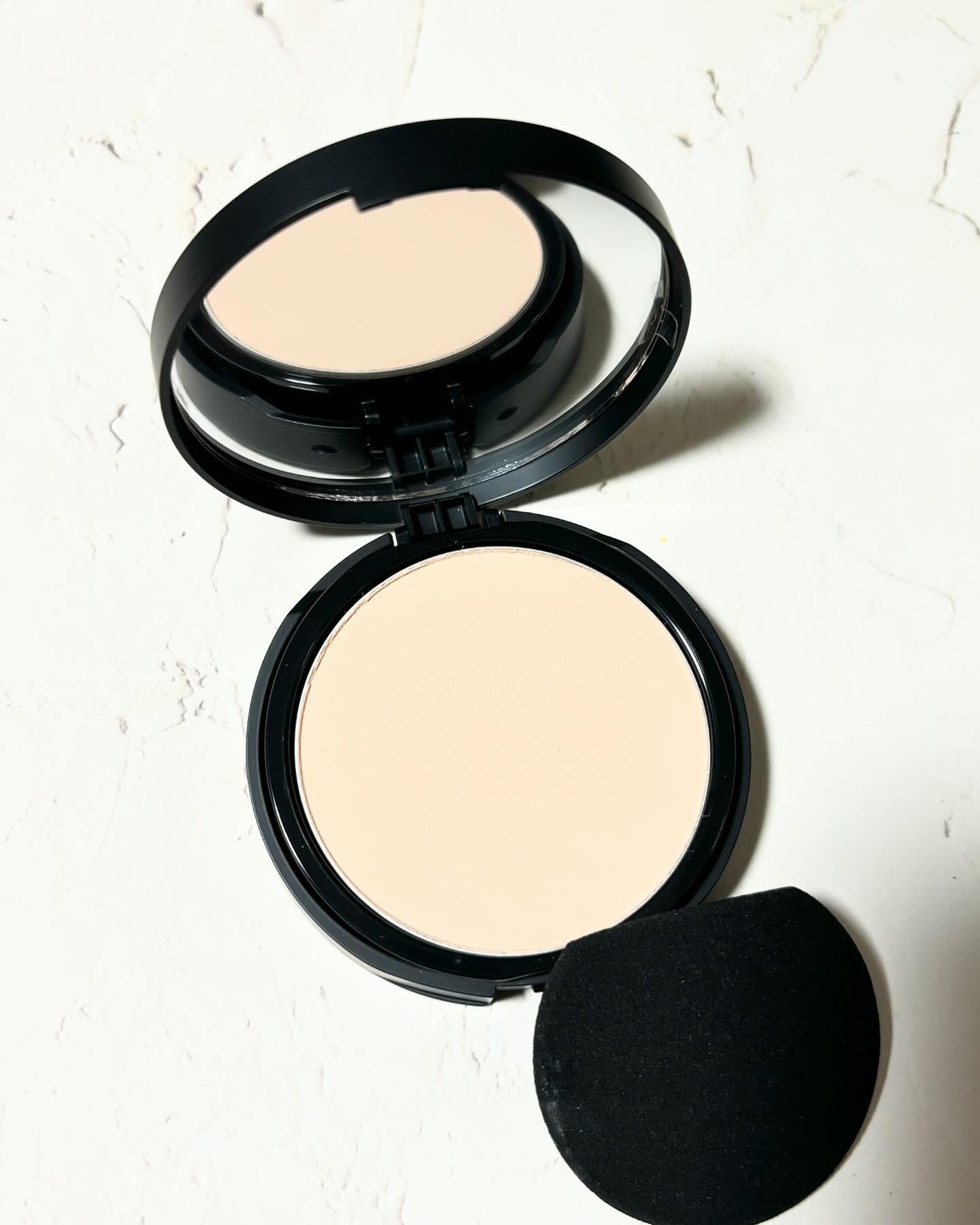 comaki on LIPS 「ベアミネラルのファンデーションをお試ししました。パフとファンデ..」(2枚目)