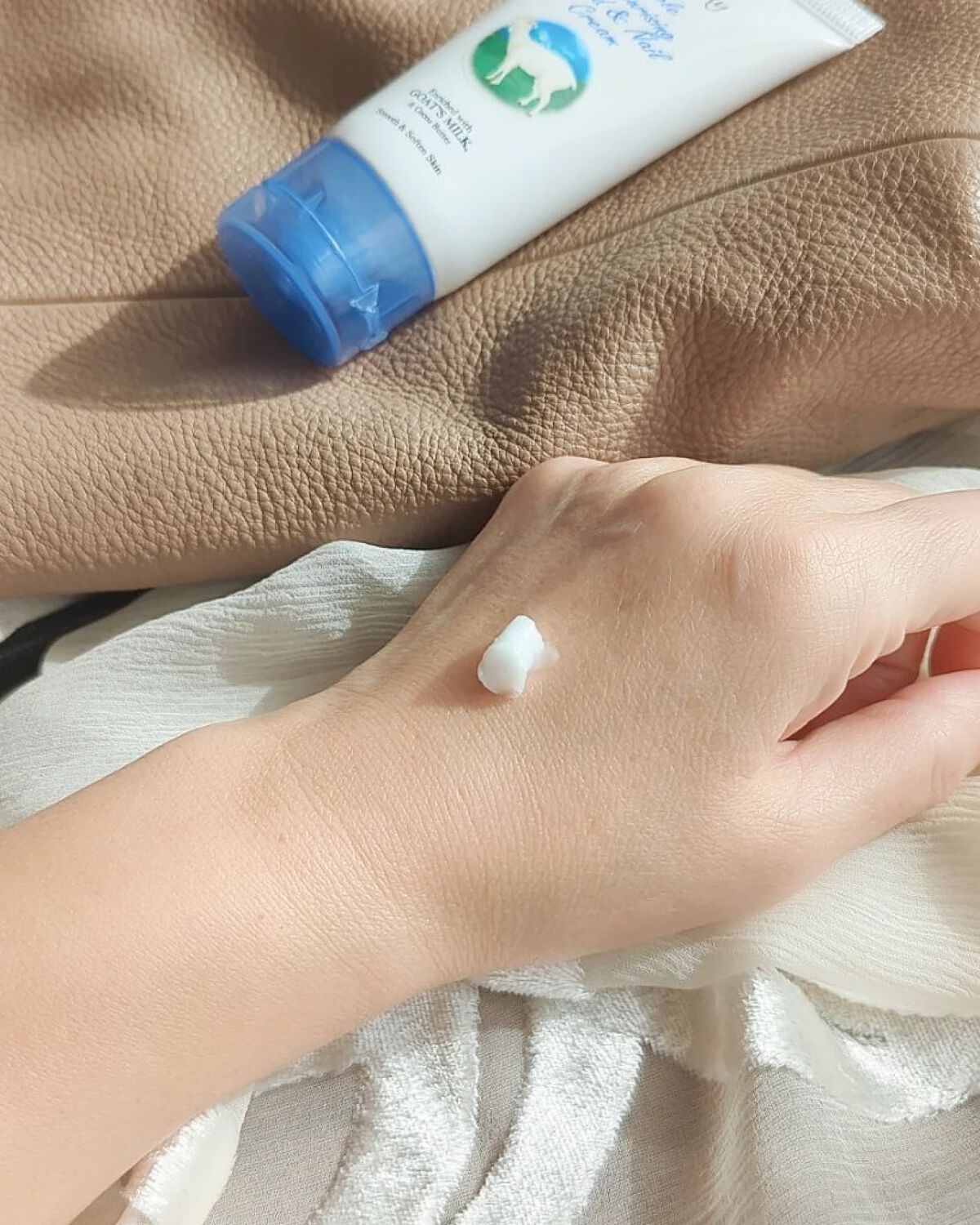 レイヴィー ハンド＆ネイルクリームゴートミルク/Leivy/ハンドクリームを使ったクチコミ（2枚目）