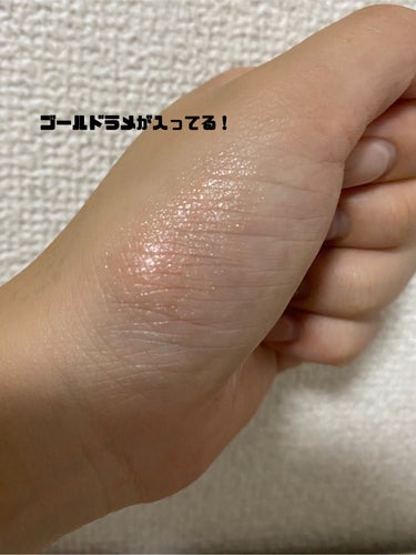 SNSで有名な美容垢の人が
おすすめしていて買っちゃいました(￣∇￣)
黒色のパッケージは高級感ある！
スルスル伸びてほんのり色づくから
顔の血色が良く見えます！
乾燥が気になったら常に
塗るようにしているのですが
刺激がなく唇しっとりです！の画像 その1