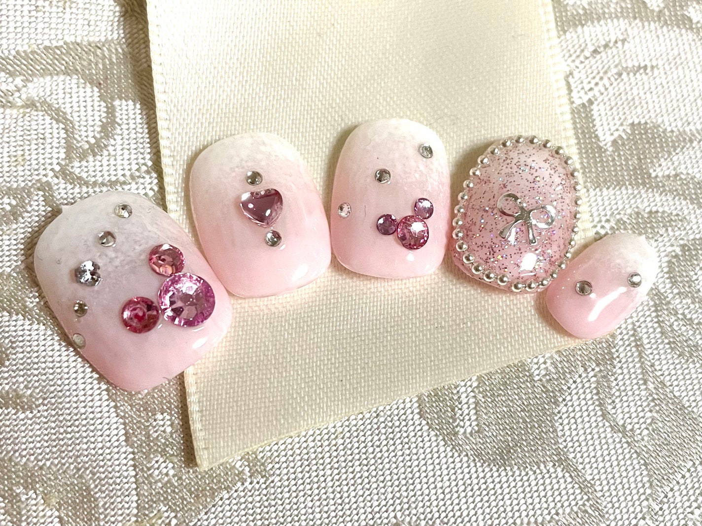 あさか on LIPS 「セリアと激安通販でディズニーネイル♡1、お好きな色で全指グラデ..」(1枚目)