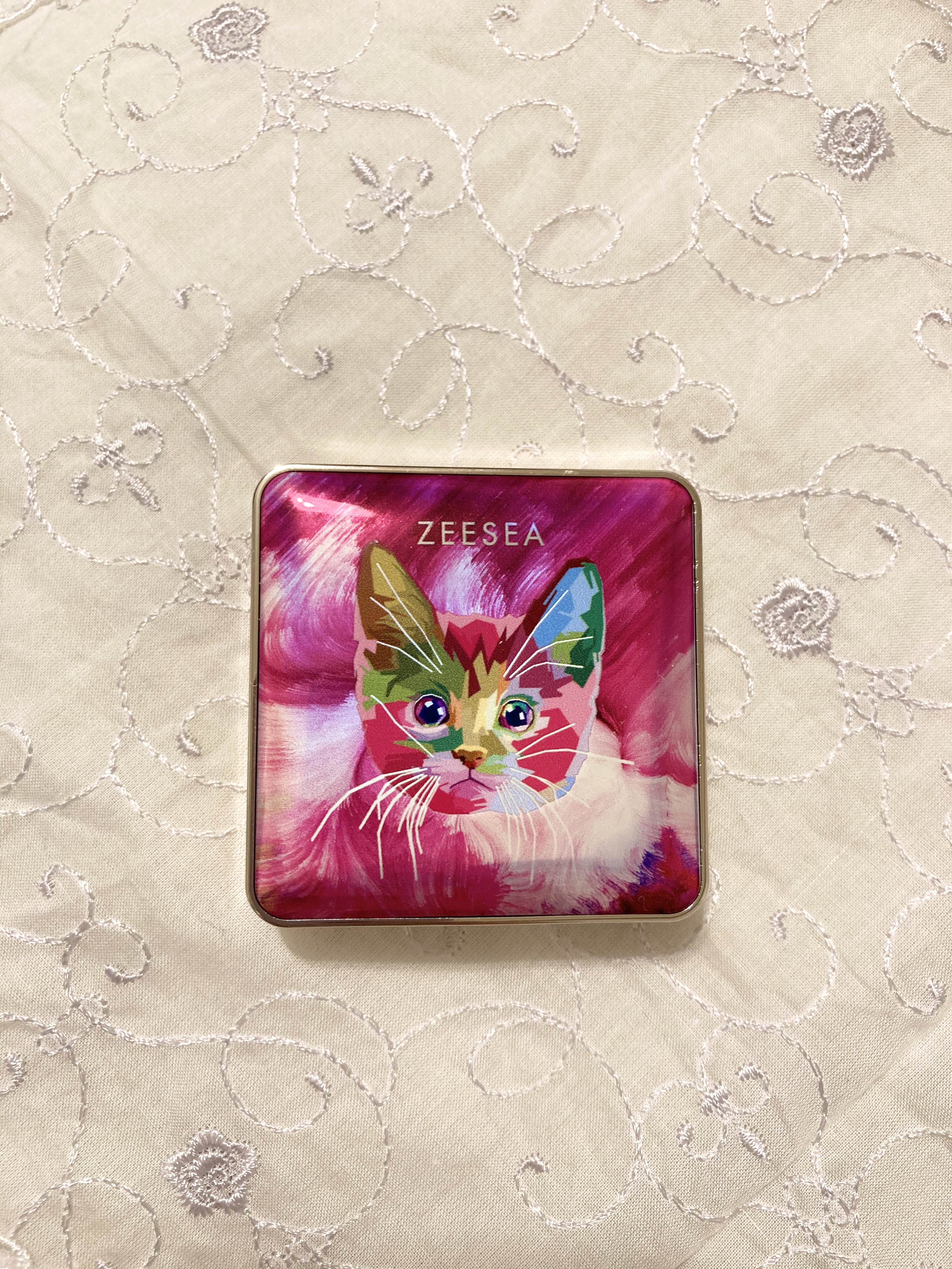 ZEESEA　アニマルアイシャドウ　02ローズ

今回はパッケージ買いした４色入りのアイシャドウを紹介します🌹

淡い色味が揃っていて、左下のピンクの部分は粒子が細かいラメですごく可愛いです。
右上はシルバーとピンクのラメでまぶたの中央に