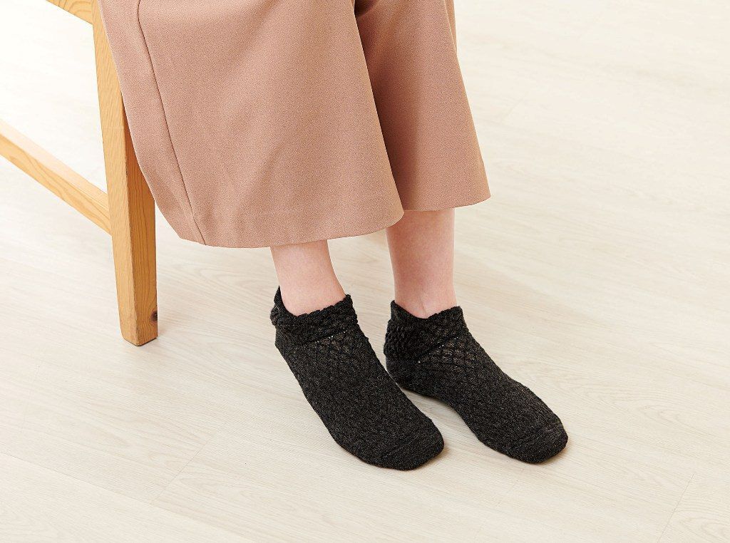 かかとキレイ シルク混靴下 チャコール