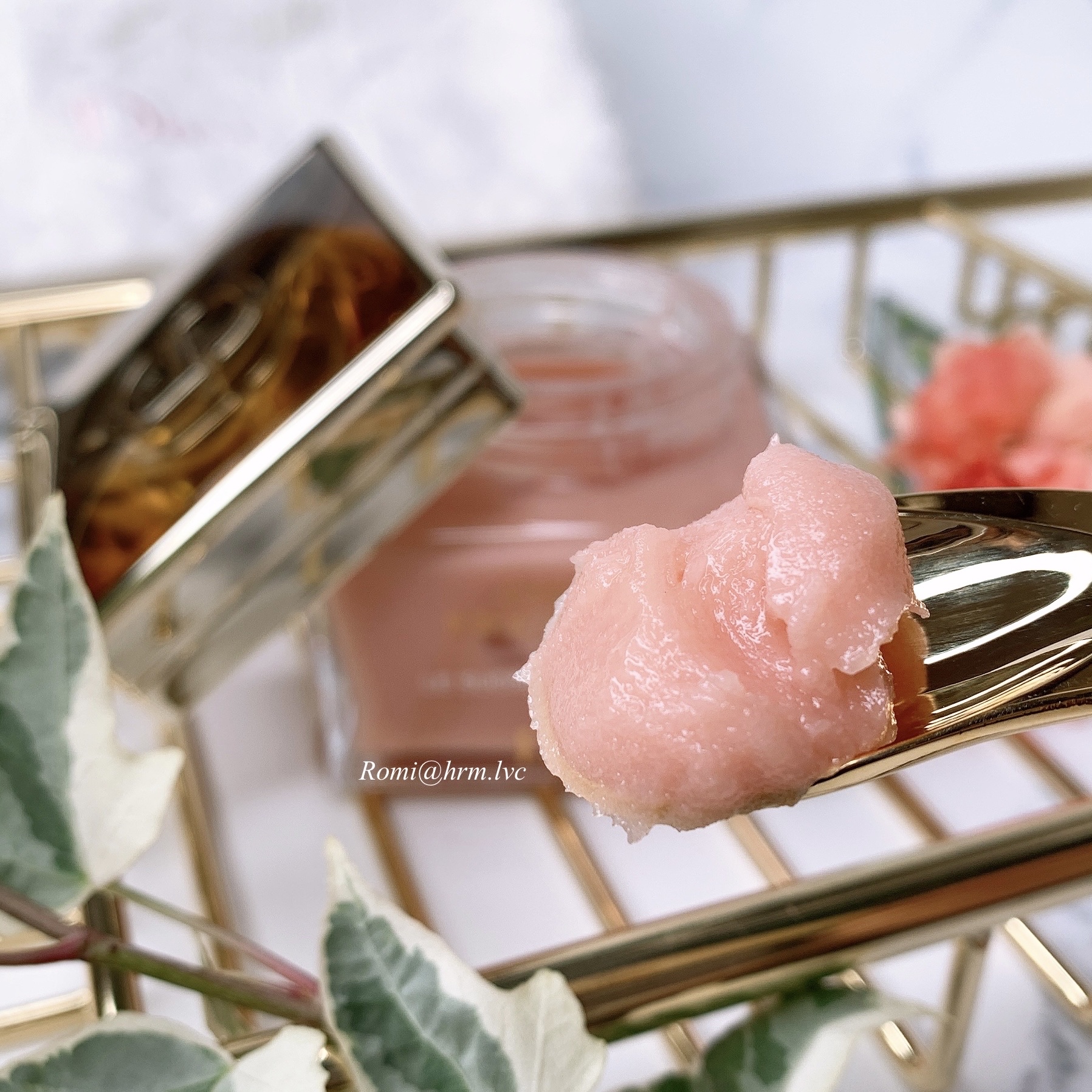 Dior プレステージ ル ゴマージュのクチコミ「Romiの長年使用中の愛用スキンケア製品。

ディオールが所有するディオール ガーデンで、オー.....」（2枚目）