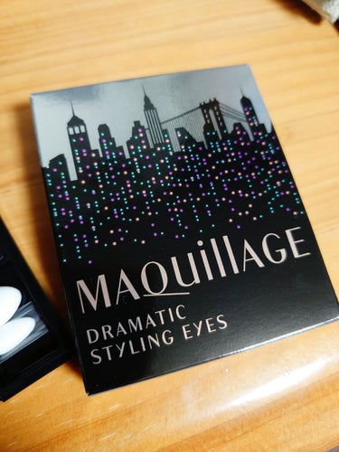 
MAQuillAGEのドラマティックスタイリングアイズ
ニューヨークナイト

ラメがオーロラだから何かの色のアクセントになればいいか
そんな気持ちで手に取った商品だった。
正直テスターで手の甲に塗った