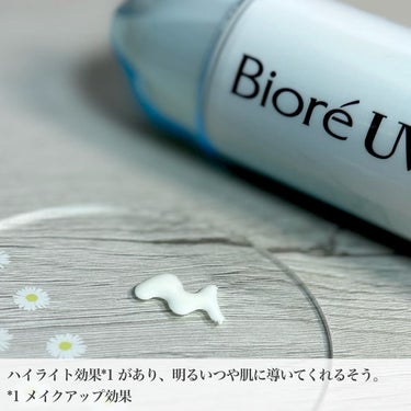 *
ビオレUV アクアリッチ 
アクアハイライトローション(水層ハイライトUV) 70ml
SPF50+ PA++++
*
LIPSさまのプレゼントキャンペーンにていただきました💖

ハイライト効果*1 のある日やけ止めローション🤍
つやを生み出す水光パールが密着し、ぱっと明るいつや肌に導いてくれるそう🌟
*1 メイクアップ効果

2層タイプなので、カチカチと音がするまでよく振ってから、少量ずつ手のひらに出して、肌にムラなくなじませて使用します🫶🏻

さらさらとしたテクスチャーで、ほんのりフローラルの香り💐
香りはふんわり控えめなので、香り付きのアイテムが苦手な方も使いんじゃないかなと思います✊🏻

みずみずしいのですーっとのばしやすく、ぴたっと密着するようななじませやすさ🫧
軽くてベタつき感がないので暑い季節にも使い心地がよさそうです☀️

ギラギラしていなくて、もとからつや肌ですよ〜ってくらいナチュラルなつや感がかわいい💎
デコルテに塗ってつやっとさせるのもかわいいです💖

顔にもからだにも使えて、いつもの洗浄料で落とせるところも嬉しいポイントですね🌷

つや肌な仕上がりが大好きなのですが、簡単に使うことができ、つけ心地もいいのでとってもお気に入り💐

年中日やけ止めがかかせないので、毎日のお供にしたいと思います✌🏻

この度は、素敵なアイテムをありがとうございました🌹
*
 #PR #ビオレUV #LIPSプレゼント
 #日やけ止め #UVケア #ビオレ #Bioreの画像 その1