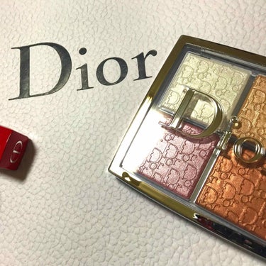 先日 Diorバックステージ フェイス グロウ パレット
購入しました！

いい感じのハイライトを探していて、Diorに行ったついでに…♡

私は左上のホワイトと右上のゴールドを混ぜてハイライトとして、