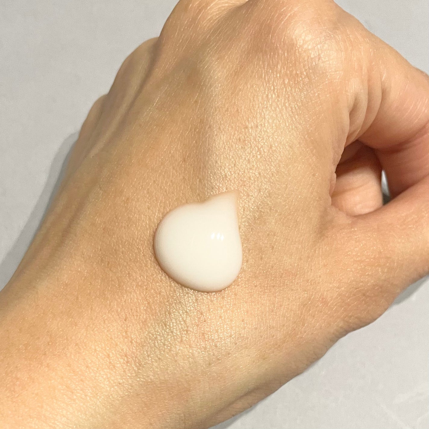 プレミアムボディミルク ホワイトニング【医薬部外品】 /ニベア/ボディミルクを使ったクチコミ(2枚目)