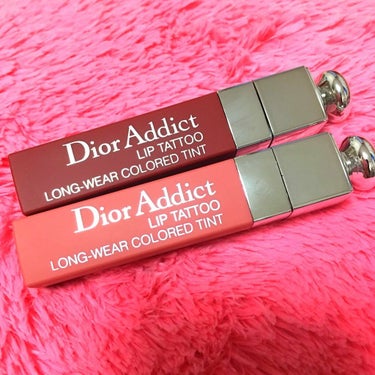 #DiorAddict #リップティント
上…771番
下…351番

ずっと気になってたDiorのティントです！
2枚目は351番を手の甲に出したものです

#771番 は深みのあるレッド🍷
濃い色の