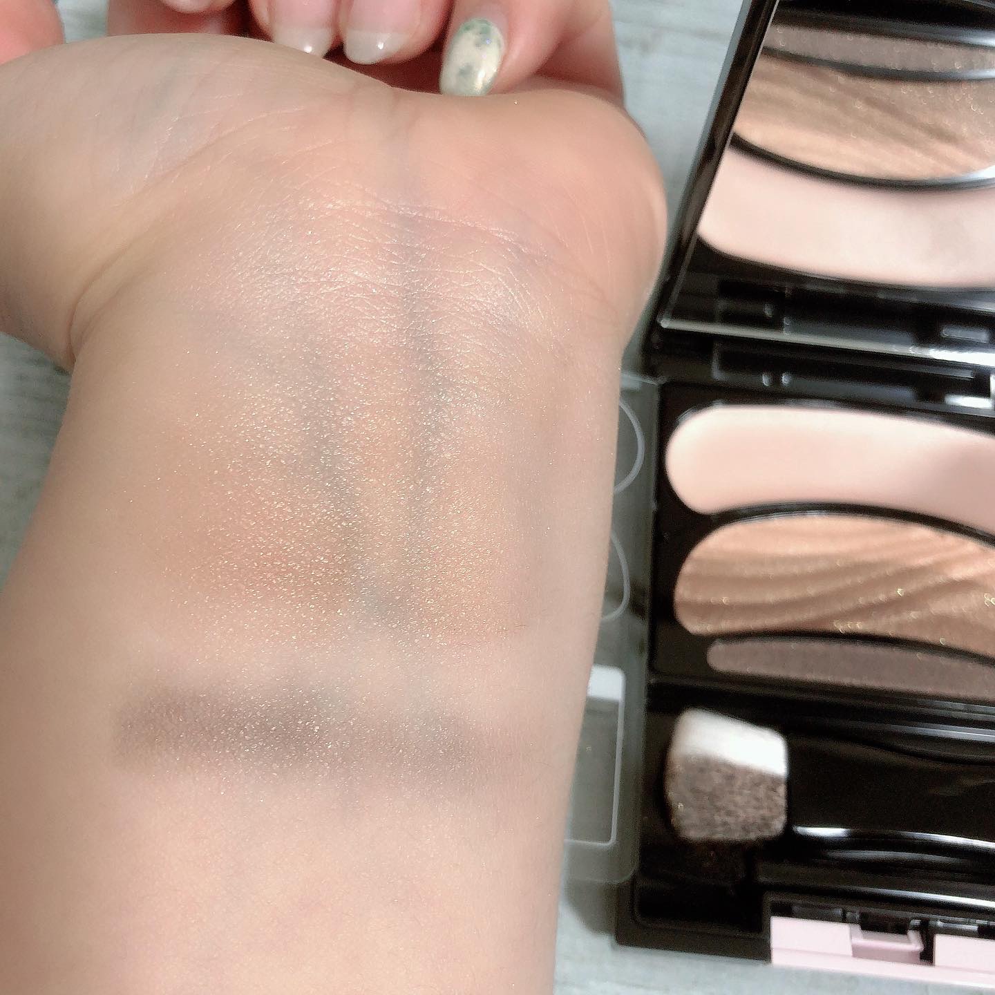 ブラシひと塗りシャドウ 561 ブラウン系/オーブ/アイシャドウパレットを使ったクチコミ（2枚目）